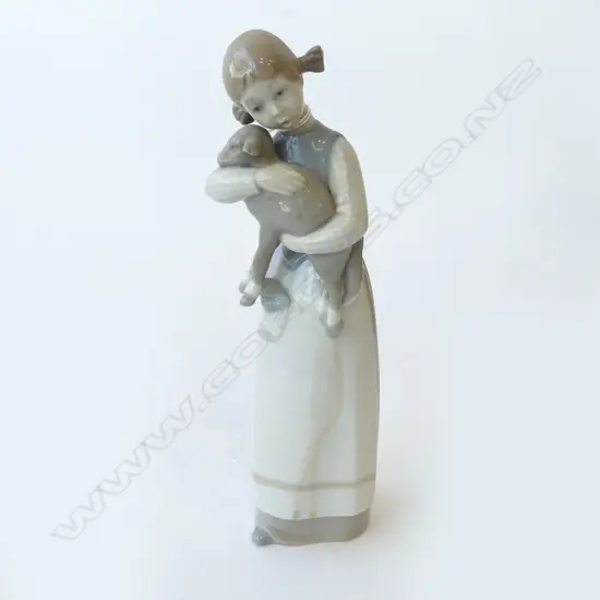 LLADRO GIRL w. LAMB H.220mm