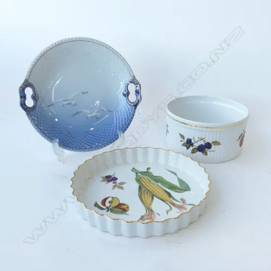 2 ROYAL WORCESTER DISHES 250mm dia + B&G PLATE