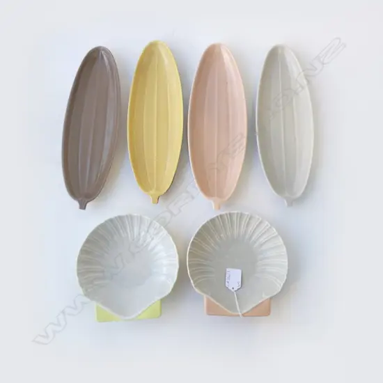 6 PCES POOLE, 4 LONG DISHES L.315mm, 2 SHELLS