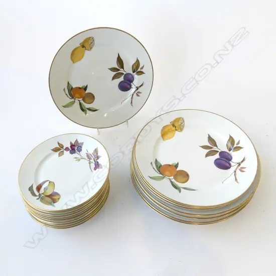 18 ROYAL WORCESTER EVESHAM PLATES; 4x235mm, 4x255mm, 10x170mm dia