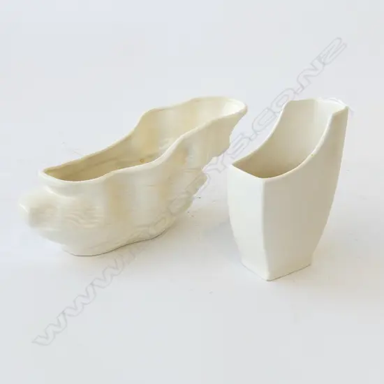 WHITE CROWN LYNN CLOUD VASE #586 (HAIRLINE) + SYLVAC VASE #599 H.155mm