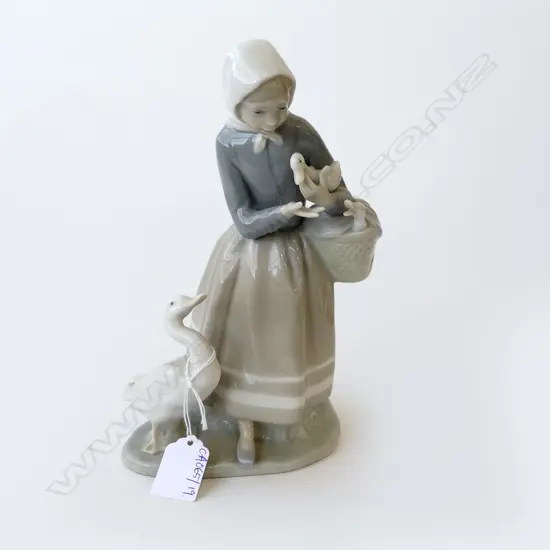 LLADRO LADY w. GEESE H.225mm