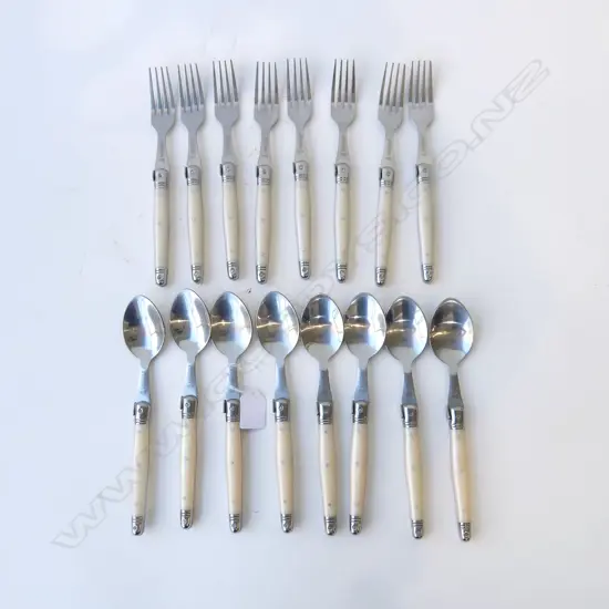 16 PCES LAGUIOLE CUTLERY; 8 FORKS, 8 SPOONS L.220mm