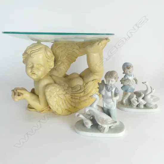 RESIN ANGEL SMALL GLASS TOPPED TABLE H.230mm, 330mm dia + 2 FIGURINES