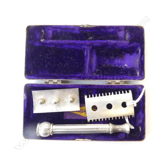 KING GILLETTE SAFETY RAZOR, POCKET EDITION, CASED W.100mm