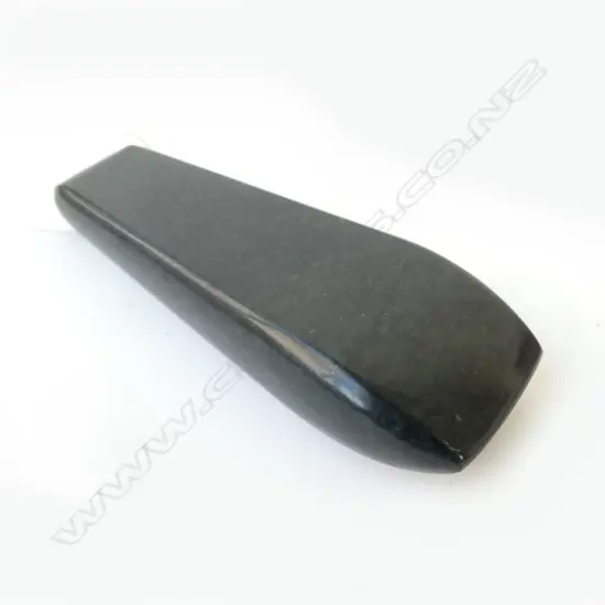 POUNAMU ADZE, QUADRANGULAR SECTION, DARK KAWAKAWA VARIETY L.150mm