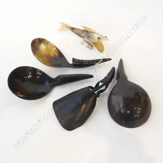 4 CARVED HORN SPOONS L270MM & HORN FISH L200MM