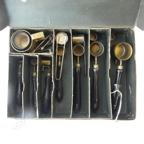 CASED SET  VICT GUN POWDER MEASURES  BOX DIA 240 BY170MM