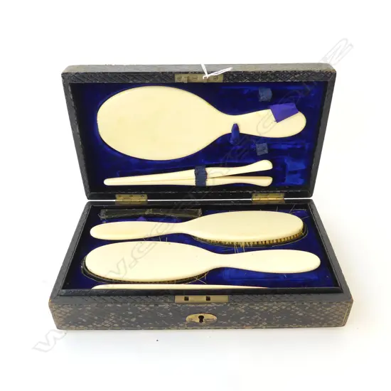 CASED IVORINE VANITY SET W.275mm