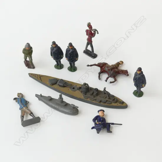 LEAD WWI BATTLESHIP ‘HMS NELSON’ ENGLAND, LEAD SUBMARINE & 8 LEAD SOLDIERS/MILITARY ETC, L.55MM-165MM