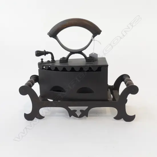 CHARCOAL IRON w. TRIVET W.315mm