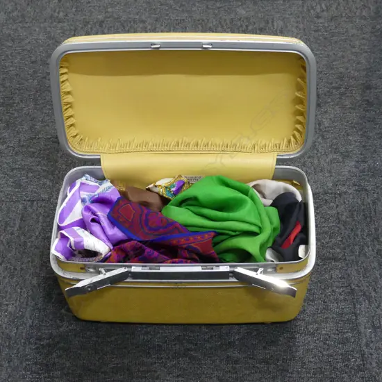 ASST. SCARVES IN RETRO SAMSONITE CASE W.375mm