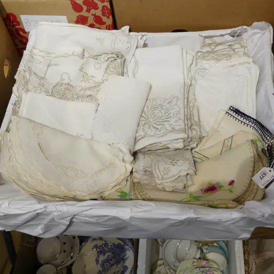 TRAY OF VINTAGE LINEN PLACEMATS & SERVIETTES
