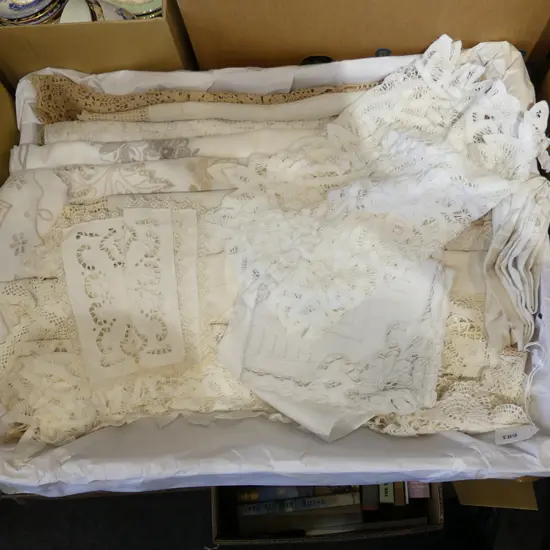 TRAY OF VINTAGE LINEN TABLE CLOTHES RUNNERS & DOILES