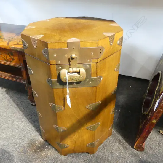 ORIENTAL OCTAGONAL LIDDED CONTAINER H.455mm (LOCKED)