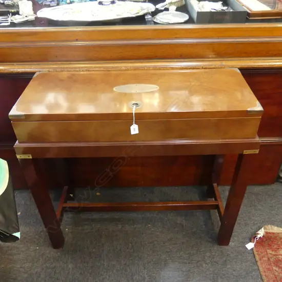 LIDDED BOX ON STAND 820x330x750mm