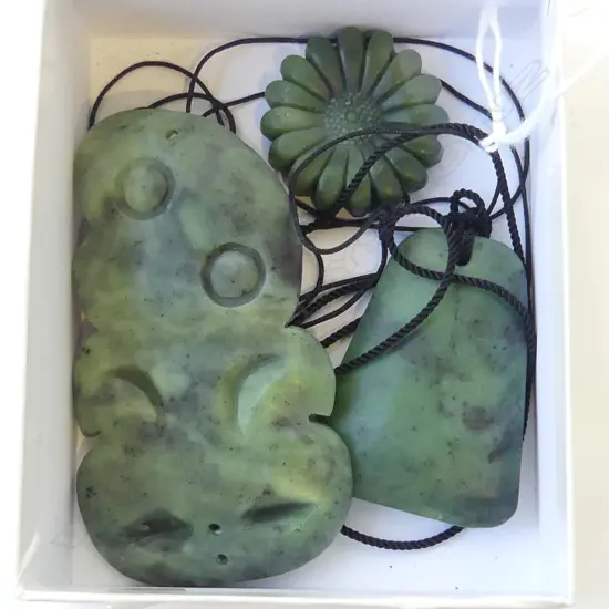 3 PCES GREENSTONE; TIKI 80x45mm, FLOWER, OTHER