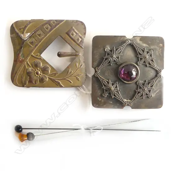 2 VINTAGE HATPINS L270MM & 2 VINTAGE BELT BUCKELS