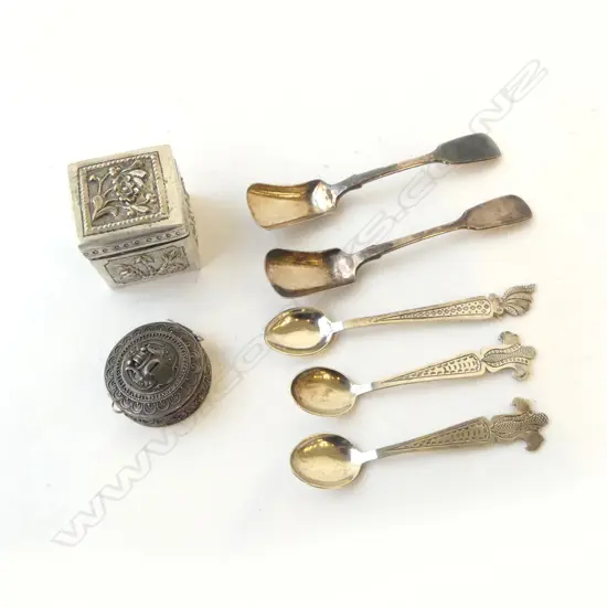 5 SILVER TEAPOONS + 2 LIDDED CONTAINERS 35mm dia 104gms