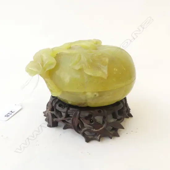 ORIENTAL JADE LIDDED 'PUMPKIN' CONTAINER ON STAND W.120mm