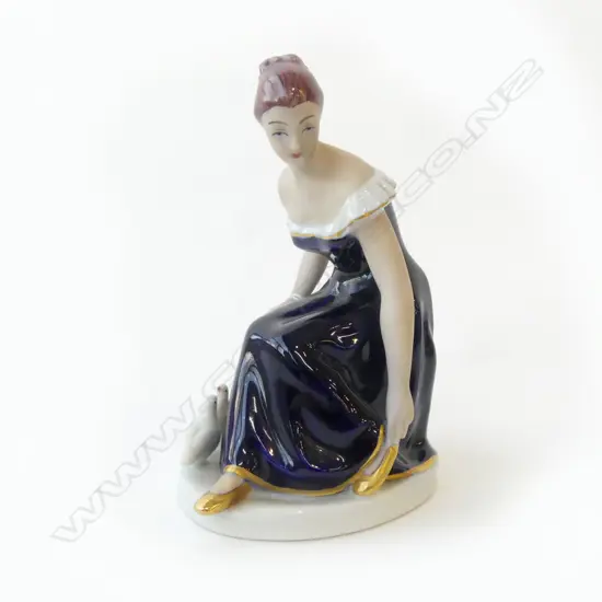 ROYAL DUX FIGURINE WITH DOVES H130MM