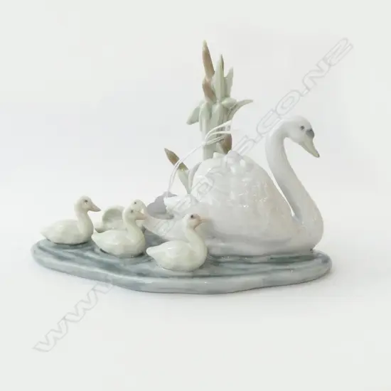 LLADRO CHINA SWAN & CYGNETS L150MM
