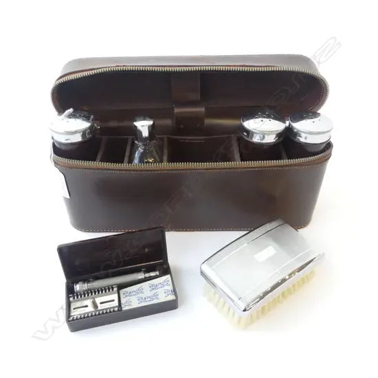VINTAGE MEN’S 6PC BAKELITE GROOMING SHAVING SET IN LEATHER CASE INCL. GILLETTE RAZOR UNUSED, L. 265MM