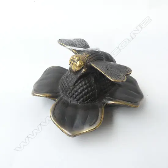 BRONZE BEE ON FLOWER 110mm dia