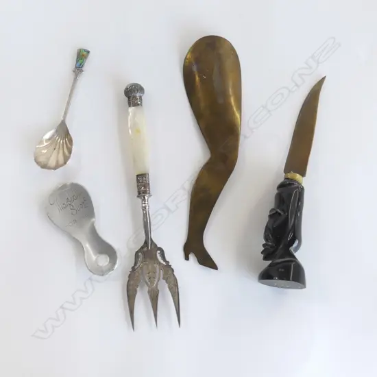 FIVE ITEMS: MOP HANDLED TOASTING FORK, 2 SHOE HORNS, ETHNIC KNIFE WITH CARVED GRIP & TEASPOON