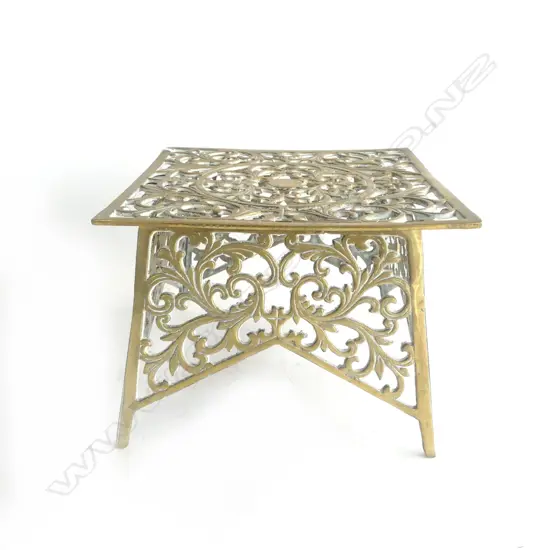 VICT BRASS TRIVET TABLE H145 L195MM