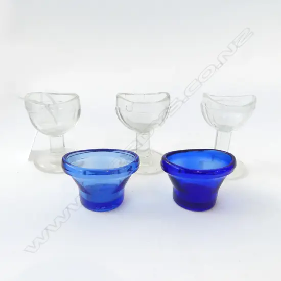 FIVE GLASS EYE BATHS – 2 OPTREX COBALT BLUE & 3 CLEAR GLASS