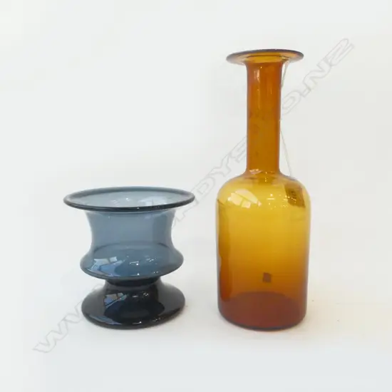 2 ART GLASS VASES; AMBER BOTTLE BY OTTO BREUER GULVVASE FOR CASCADE ENGLAND H.255mm