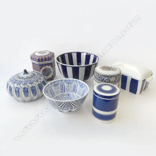 7 B/W PCES; 5 LIDDED CONTAINERS (1 LID AF) + 2 BOWLS 265mm dia