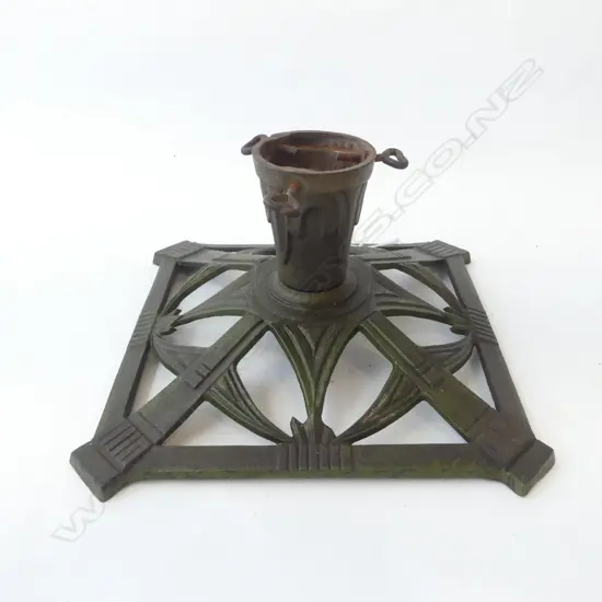 VICTORIAN CAST IRON STAND WITH 3 TIGHTENING SCREWS POSSIBLY FOR SMALL CHRISTMAS TREE, L.225MM X 225MM