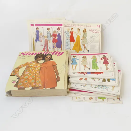 BAG OF VINTAGE 'SIMPLICITY' DRESS PATTERNS includes lge 1960/70's folder 