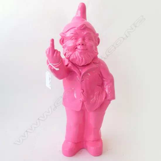 PINK RESIN GNOME PULLING THE FINGER H.350mm