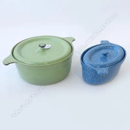 2 OLD ENAMELLED LIDDED OVEN DISHES: GREEN Dia.230mm + BLUE L.220mm