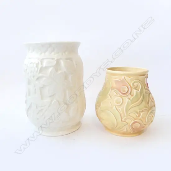 WHITE DECO CROWN DEVON VASE H.235mm + WADE HEATH VASE H.170mm