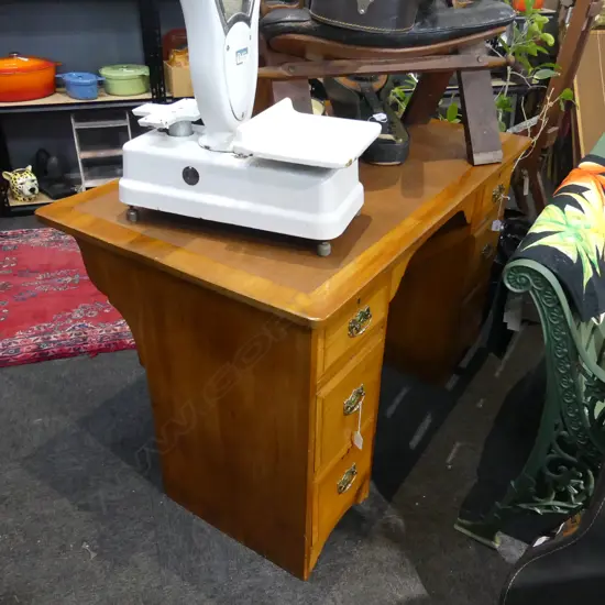 REFURBISHED COLONIAL KAURI DESK L1220 H770MM