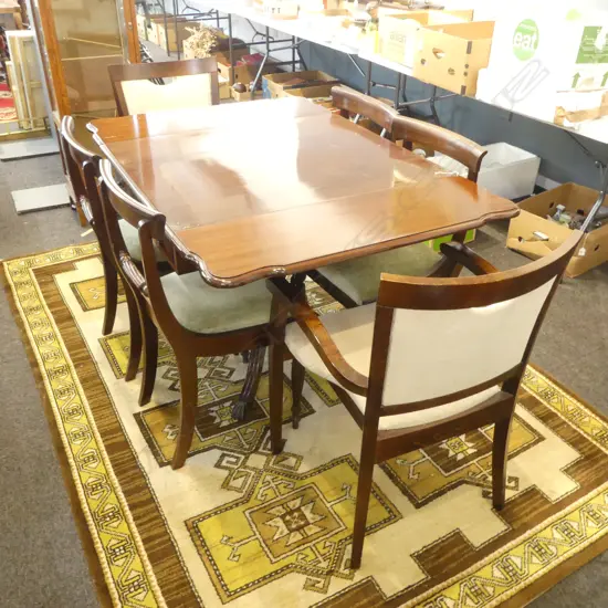 REGENCY STYLE DROPSIDE PEDESTAL DINING TABLE w. 6 CHAIRS (2 CARVERS)