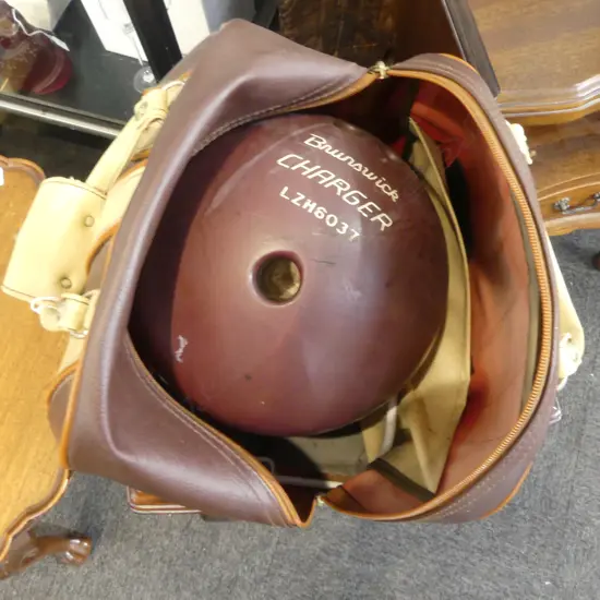 BRUNSWICK CHARGER BOWLING BALL, IN RETRO BAG