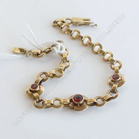8CT BRACELET EITH GARNET STONES 5.7gms