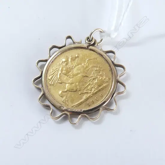 1900 HALF SOVEREIGN IN 9CT MOUNT 5.4gms