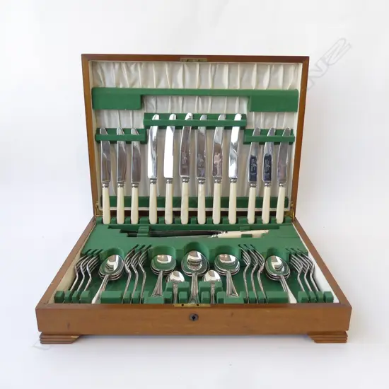 ASHBERRY CUTLERY CANTEEN w. IVORINE 'BONE' HANDLED KNIVES