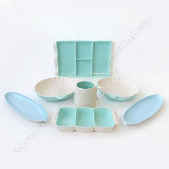 7 PCES POOLE TWINTONE; PR SHELL DISHES (1 w. CHIP), 4 TRAYS W.340mm, MUG 
