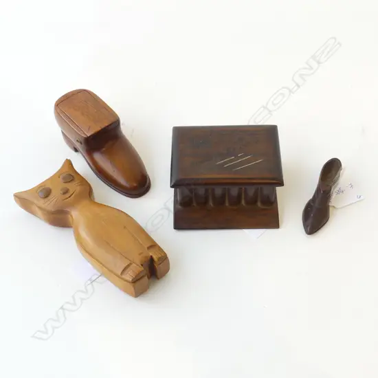 AUCKLAND EXH CIG BOX 1913/14 L.95mm, WOODEN MAHOGANY MINI SHOE WITH SLIDE OPENING L.125mm, SMALLER SHOE L.75mm & CAT