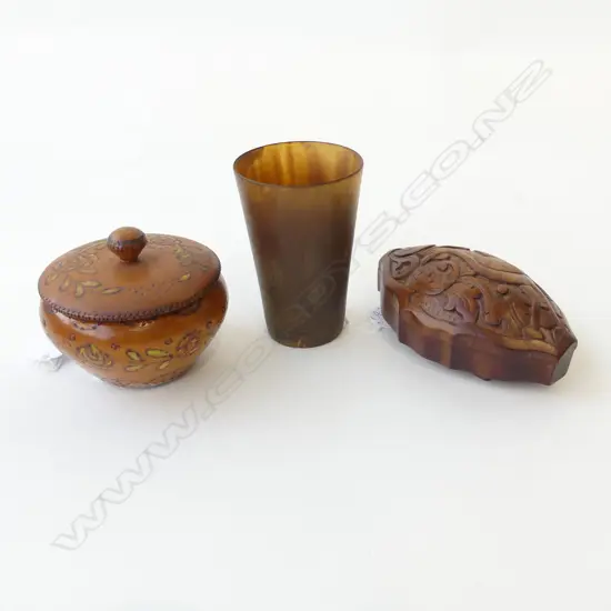 CARVED SERPENTINE HARDWOOD BOX BIRD CARVING IN RELIEF L.115mm, ROUND POKERWORK LIDDED BOX DIA. 90mm & HORN BEAKER H. 95
