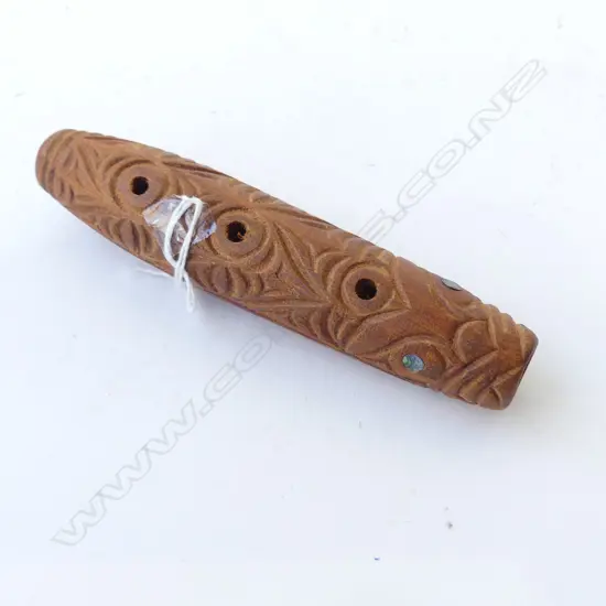 MAORI CARVED KAURI ? FLUTE paua eye inserts L.145mm