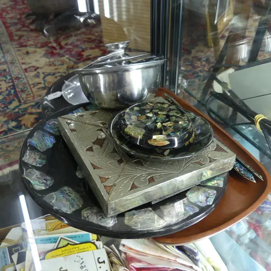 NZ PAUA PCES ETC: NZ map plate + 2 letter openers + small dishes + frame 