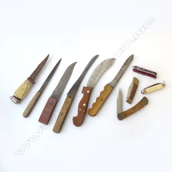 SMALL TRAY OF 10 COLLECTORS KNIVES L310MM LONGEST